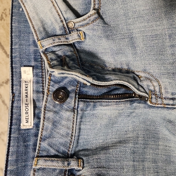 Melrose and Market Distressed Boyfriend Mid-rise Jeans Crop 25 Light Blue - Picture 3 of 5